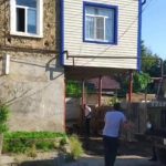 Крупный прорыв на водопроводе в Избербаше не могут устранить из-за незаконной пристройки