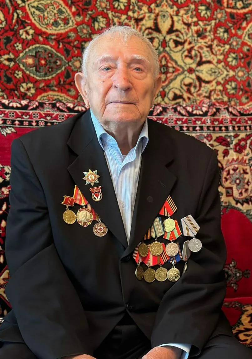 Премьер Дагестана поздравил участника ВОВ Петрухина с 99-летием
