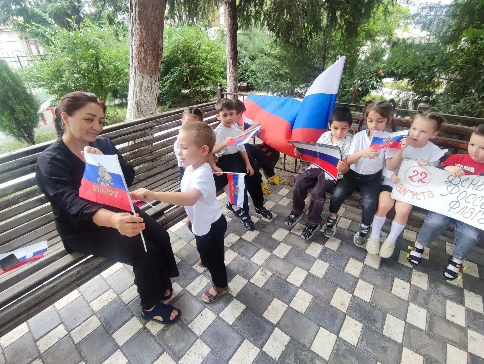 День Государственного флага России отметили в выскогорном Ахтынском районе