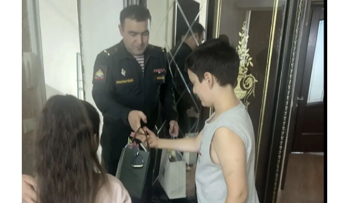 В Дагестане росгвардейцы продолжают участвовать в благотворительной акции «Собери ребенка в школу»