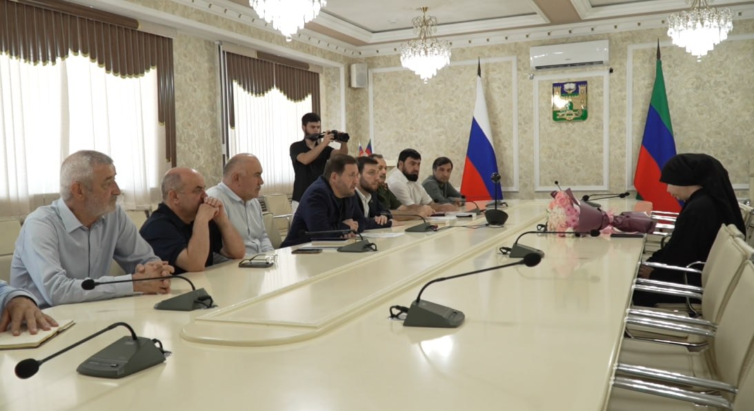 Родным погибшего участника СВО Ханпаши Казиева передали орден Мужества