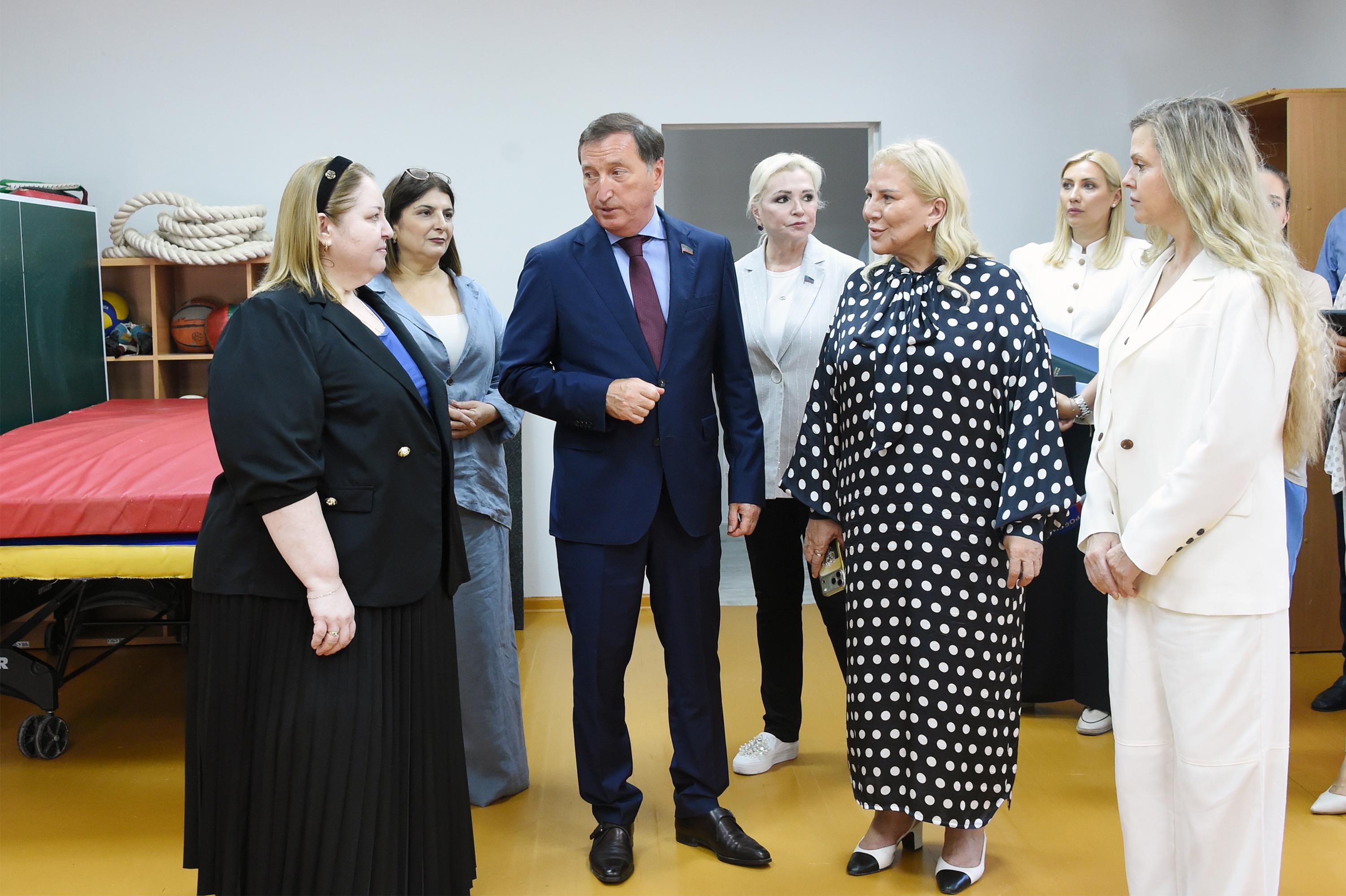 Заур Аскендеров посетил коррекционную школу-интернат для слабослышащих детей
