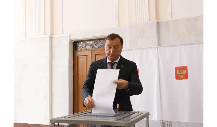 Председатель Народного Собрания Республики Дагестан Заур Аскендеров принял участие в голосовании