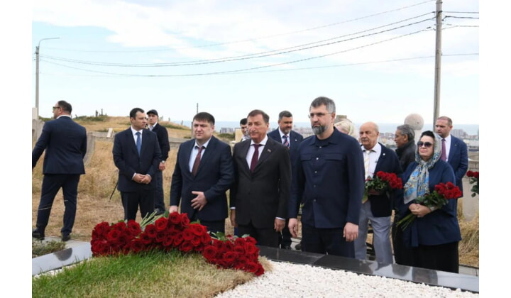 Заур Аскендеров возложил цветы к могиле Расула Гамзатова