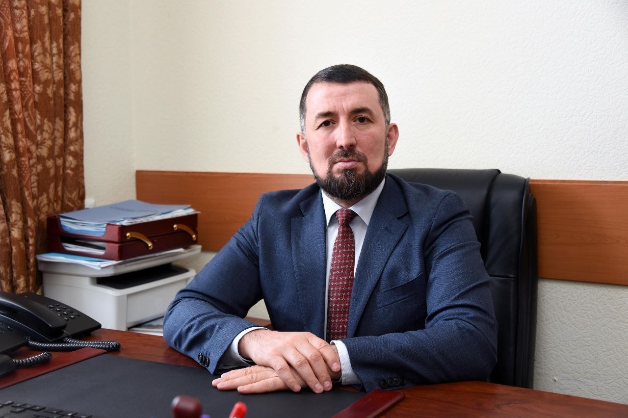 Жителей республики с Днём единства народов Дагестана поздравил Шамиль Омаров