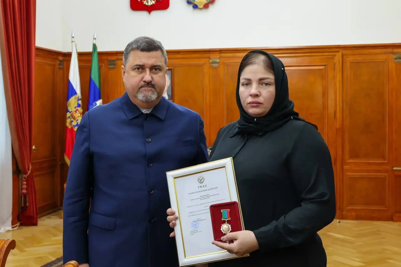 Щукин вручил удостоверение к ордену Мужества вдове погибшего Героя России Муслима Муслимова