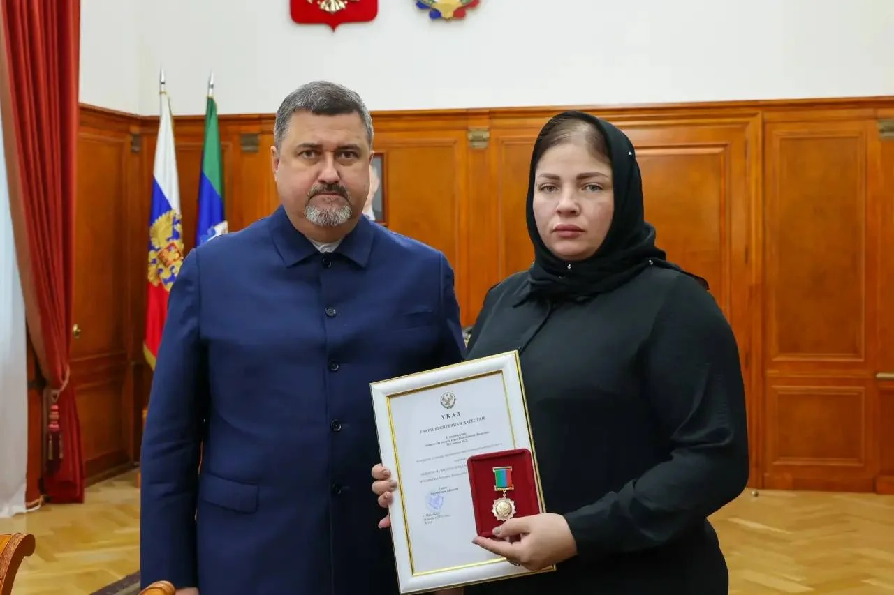 Щукин вручил удостоверение к ордену Мужества вдове погибшего Героя России Муслима Муслимова