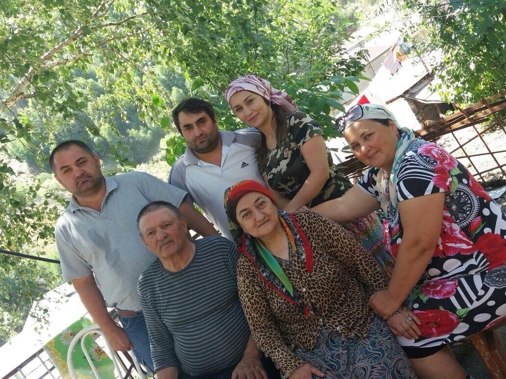 Стоят: дети  Гайдар, Эльдар, Патимат. Сидят: родители Зульфукар Гусейнович и Хадижат Халитовна Раджабовы и дочь Айна.