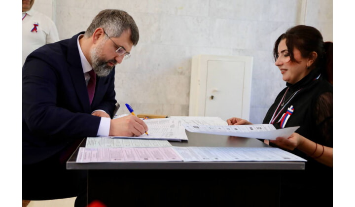 Премьер Дагестана принял участие в голосовании