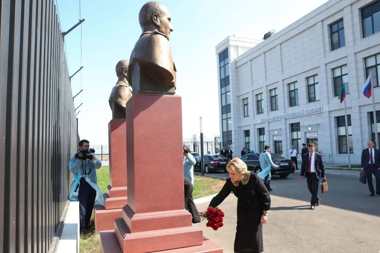 Валентина Матвиенко и Фёдор Щукин отдали дань уважения военным медикам.