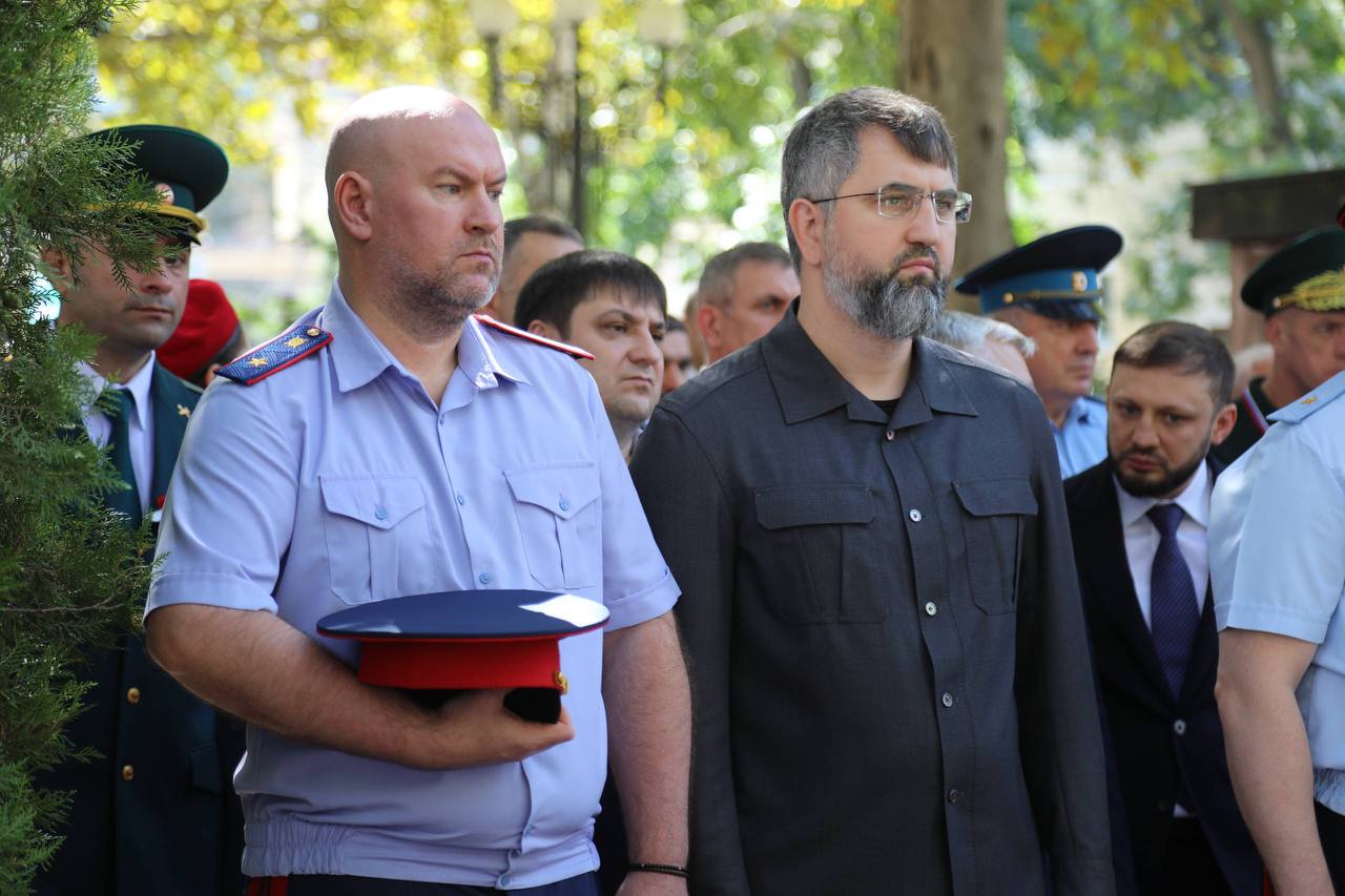 Премьер Дагестана возложил цветы к мемориалу Славы сотрудников МВД