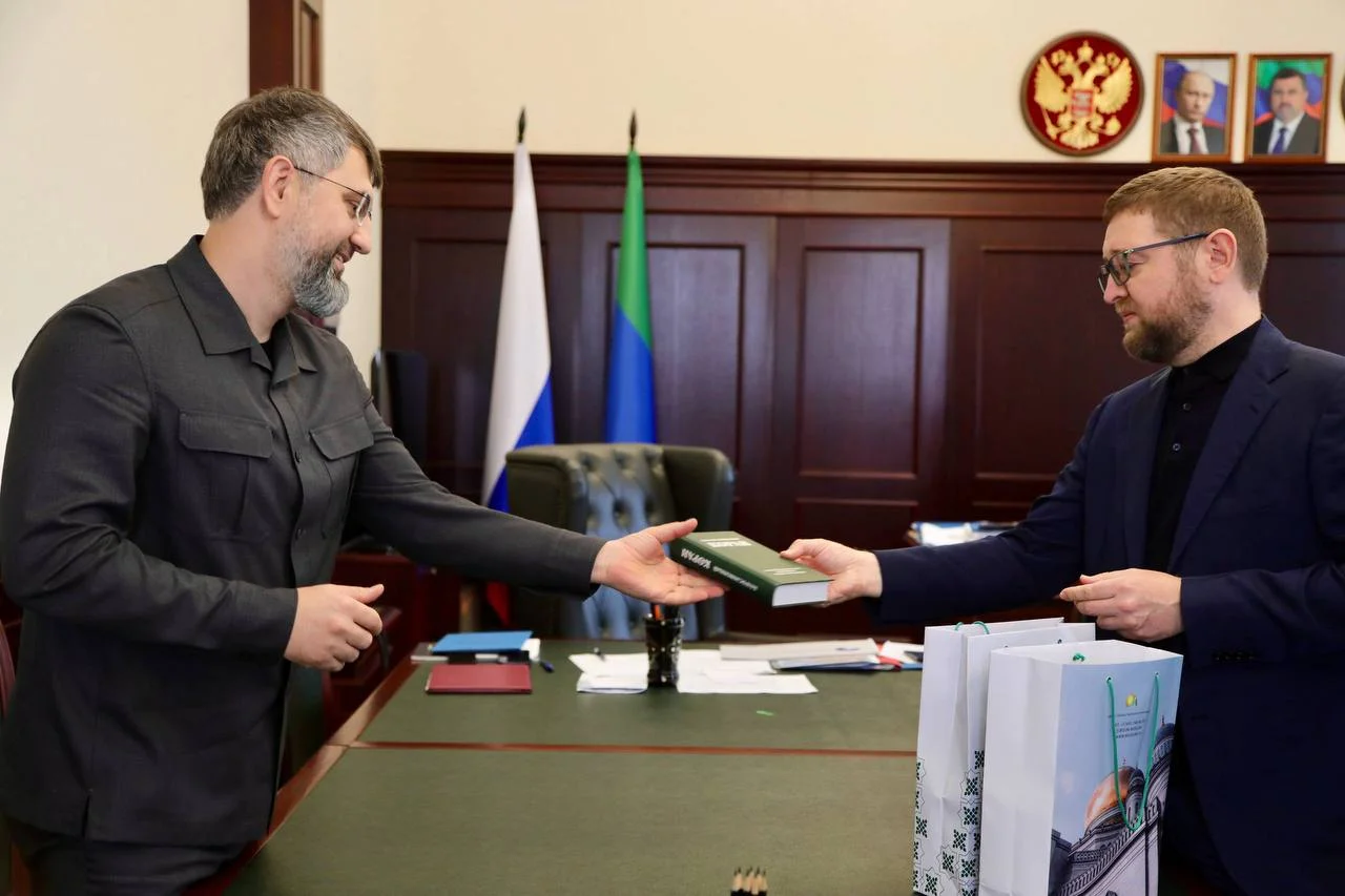 Муфтий Москвы подарил Магомеду Рамазанову перевод Корана