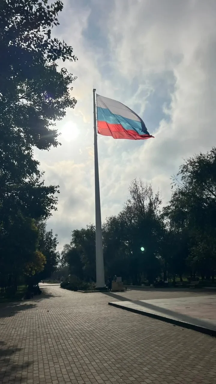 В Кизляре установили 30-метровый флагшток с флагом РФ