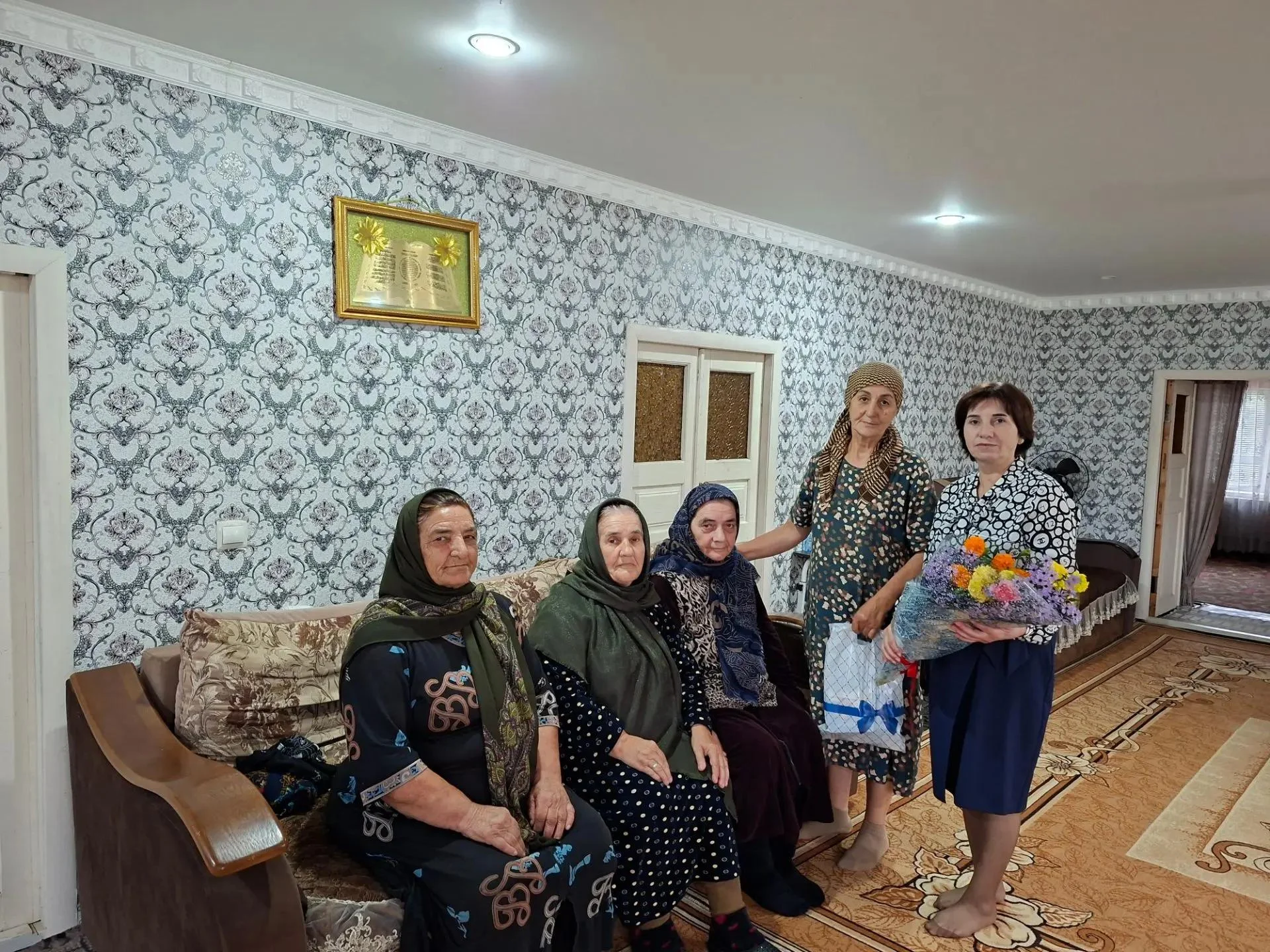 Ко Дню пожилого человека в селе Эминхюр Сулейман-Стальского района организовали акцию