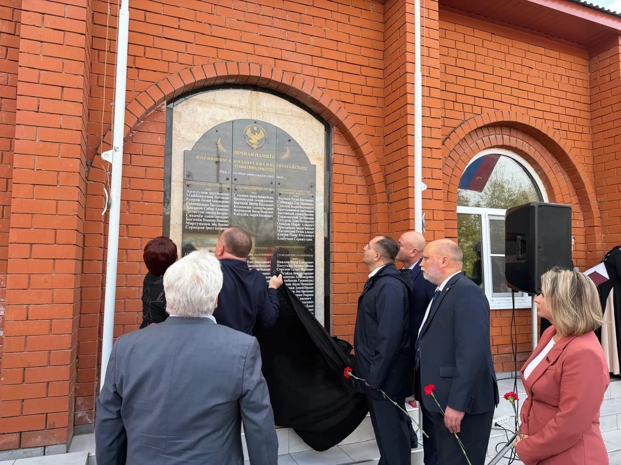 Спустя 30 лет после теракта 1996 года в Хасавюртовском районе открыли мемориал с имена погибших
