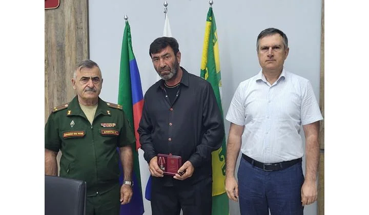 В Сулейман-Стальском районе родителям погибших бойцов СВО вручили госнаграды
