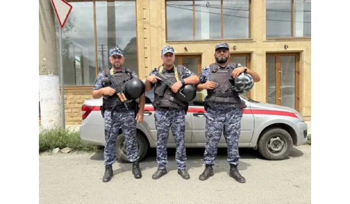 Росгвардейцы оказали помощь жителю Хасавюрта, которому внезапно стало плохо на улице