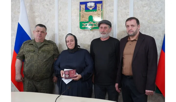 Глава Хасавюрта передал государственную награду семье Ханарслана Ибрагимова
