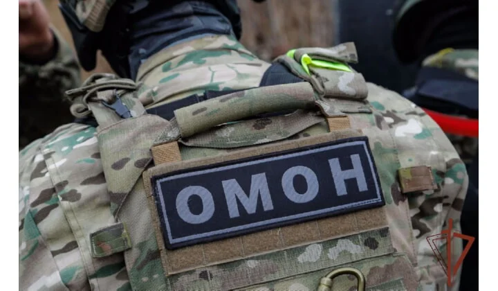 При силовой поддержке ОМОН Росгвардии задержан подозреваемый в незаконном обороте оружия в Дагестане