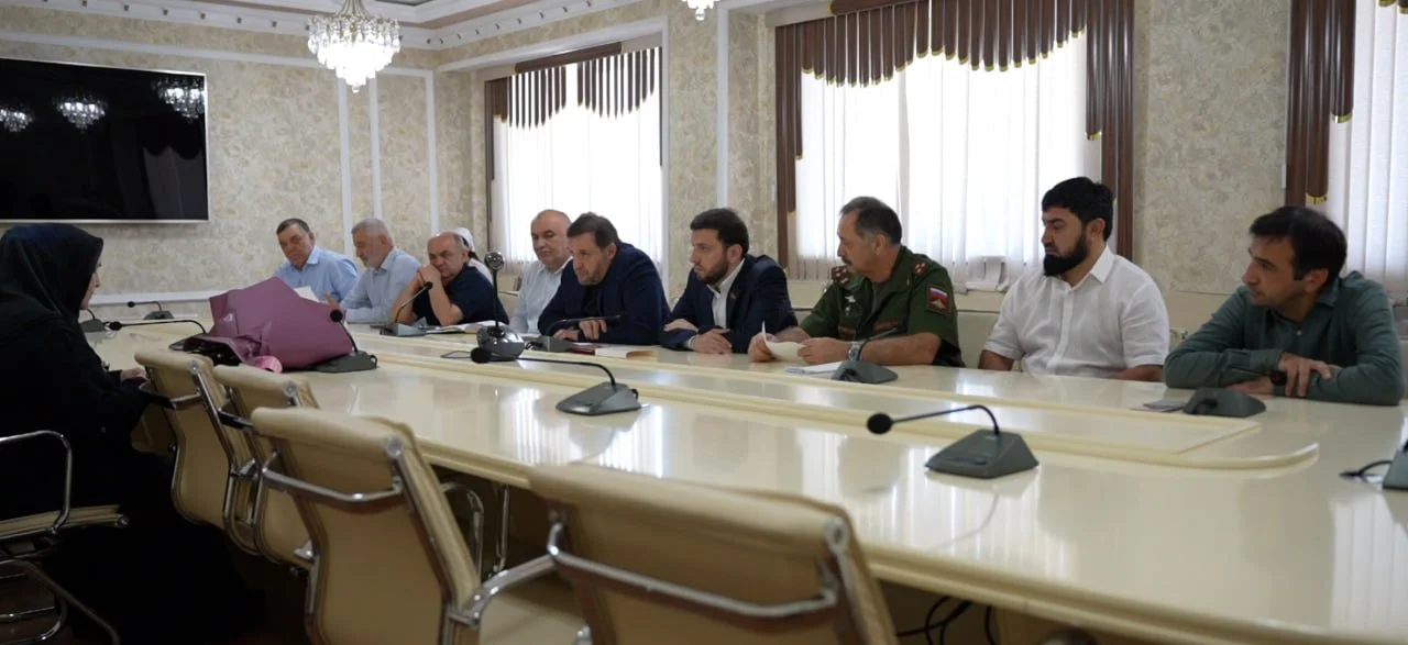 Глава Хасавюрта передал орден Мужества семье погибшего участника СВО Идриса Мутаилова