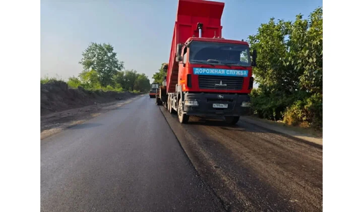 На дороге к Самурскому лесу завершают укладку асфальта
