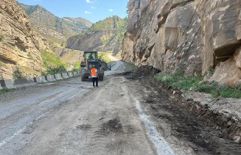 Продолжаются работы по содержанию и благоустройству дорог Дагестана