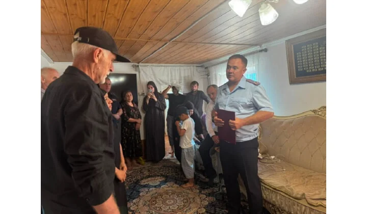 Орден Мужества погибшего росгвардейца передали его родным в Дагестане
