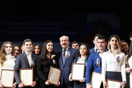Встреча Главы РД с дагестанцами-отличниками московских вузов