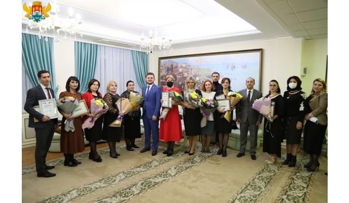 Награждены лучшие учителя Махачкалы