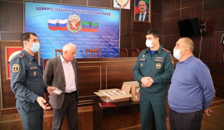 В домах малоимущих семей Казбековского района начали устанавливать противопожарные датчики задымления