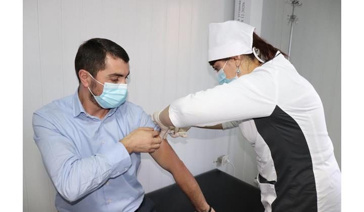 Врио главы Докузпаринского района вакцинировался от Covid-19