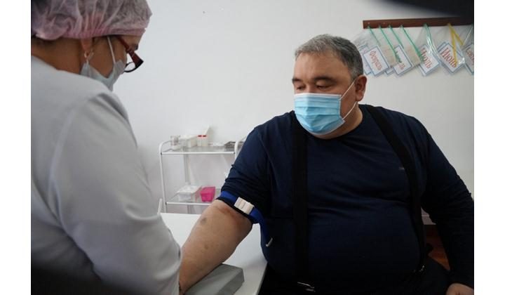 Глава Ногайского района Аджеков прошел первый этап вакцинации
