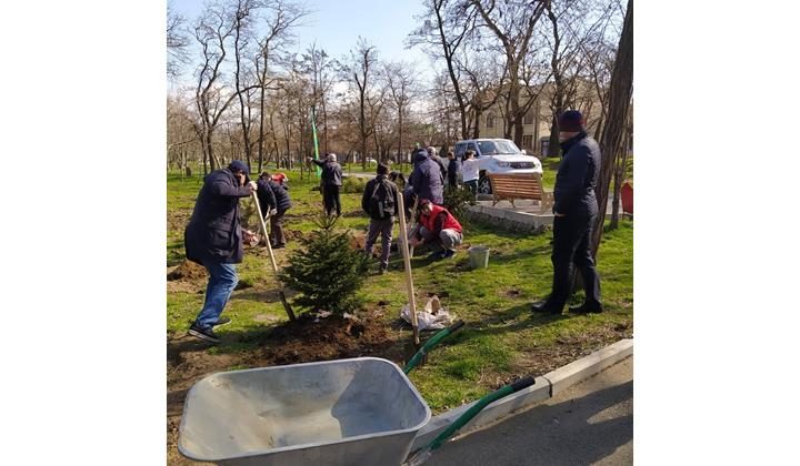 В парке имени Ленинского комсомола Махачкалы прошел субботник