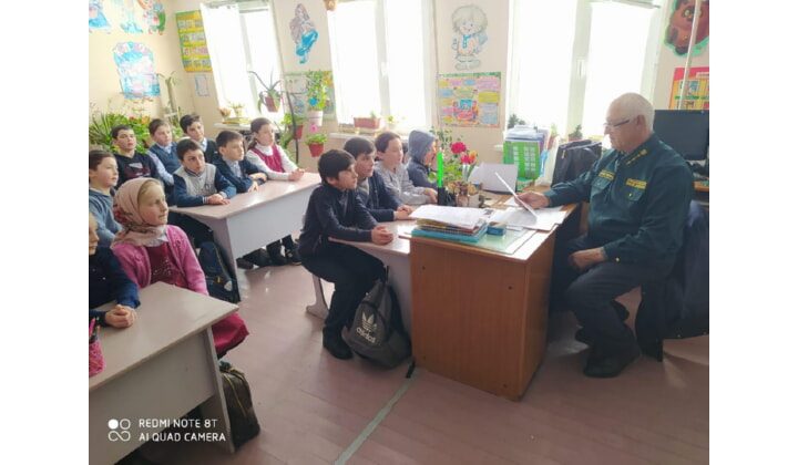 Лесник провел в школе классные часы на противопожарную тему