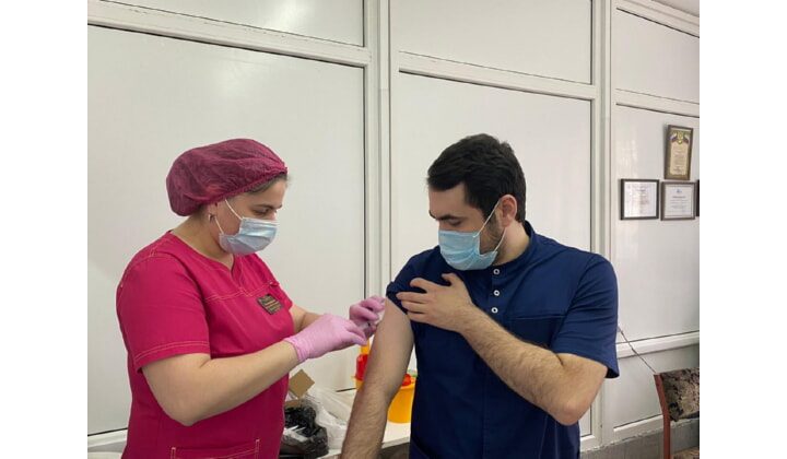 Медработники Кизляра продолжают вакцинироваться от коронавируса