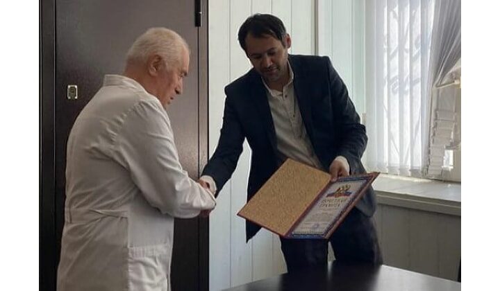 В Кизляре наградили легендарного врача, работающего в медицине более полувека