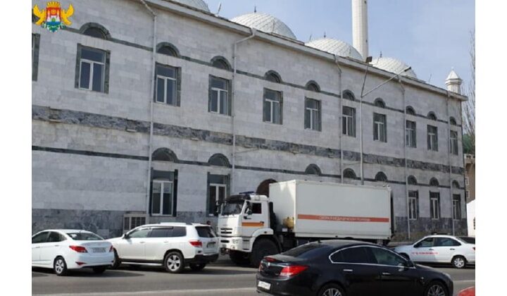 Возле джума-мечети Махачкалы заработал мобильный пункт вакцинации