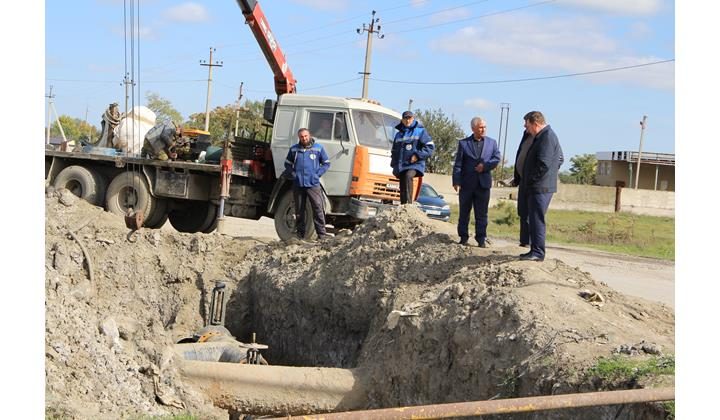 Мэр Кизляра проинспектировал ход подключения новых сетей водоснабжения