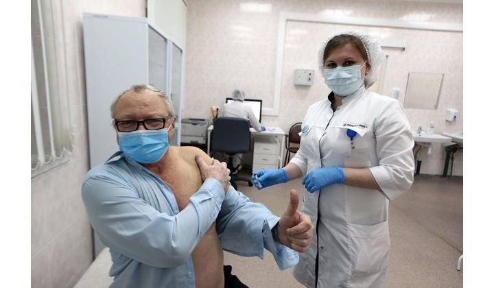 В Минздраве объяснили, как действуют вакцины на пожилых людей