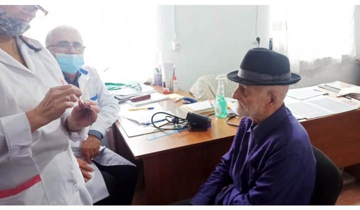 98-летний ветеран труда Джалил Джалилов привился от COVID-19