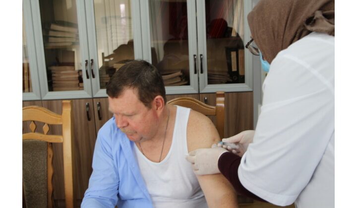 Мэр Кизляра ревакцинировался и призвал всех горожан последовать его примеру