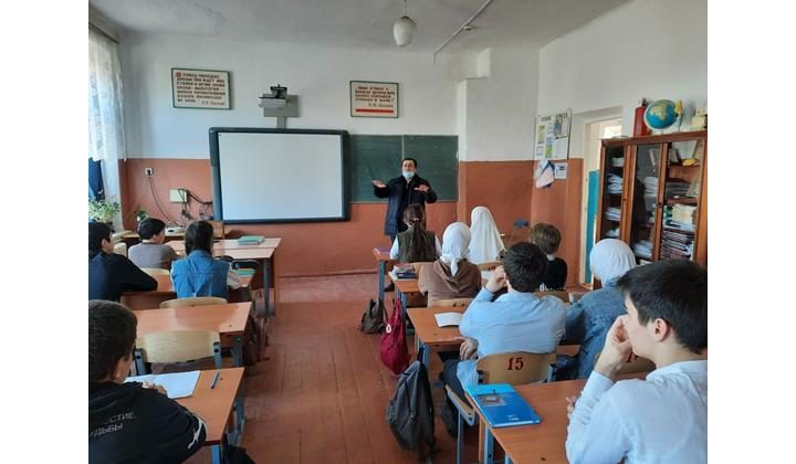 Государственные инспектора ГКУ РД "Кизлярское лесничество" продолжают противопожарную профилактику среди школьников