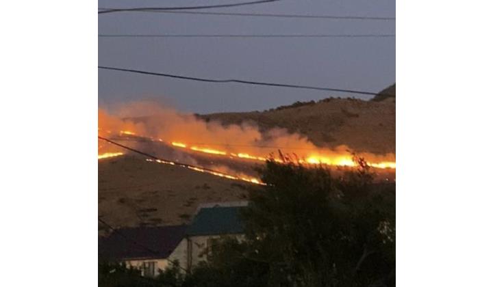 Ситуация в тарках дагестан на сегодняшний день. Сепараторный поселок Махачкала. Пожар в Махачкале. Пожар в горах. Горы в Дагестане сгорели.