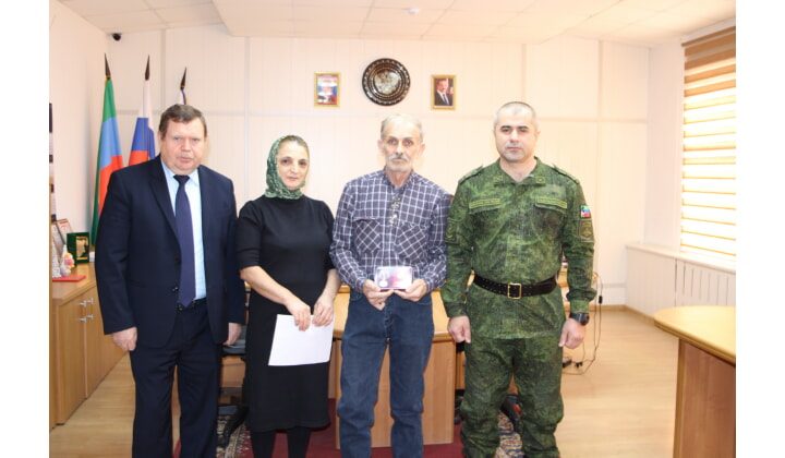 Мэр Кизляра передал родителям военнослужащего Пайзулы Байзулаева медаль «За боевые заслуги»
