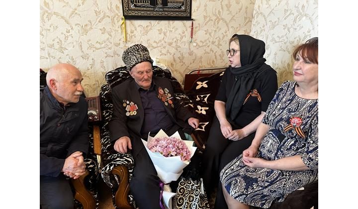 Единороссы Каспийска поздравили Ветеранов ВОВ Мусу Багаудинова и Нину Сахнину с Днем Победы