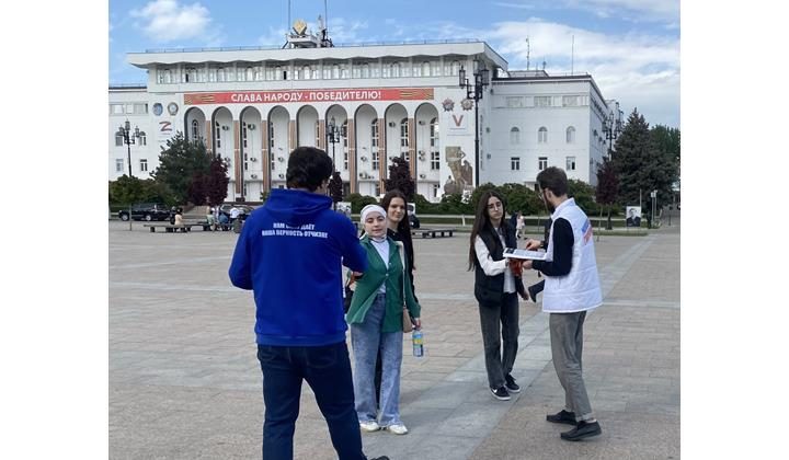 Георгиевские ленты и копии газеты «Правда» мая 1945 года раздали махачкалинцам активисты «Молодой Гвардии»
