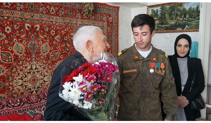 Ветеран ВОВ Юрий Петрухин встретился с участником СВО Рустамом Рамазановым