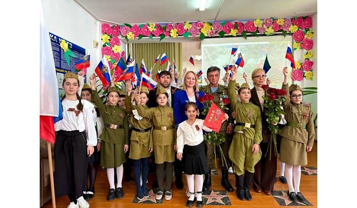 По инициативе "Единой России" в столичной школе прошло патриотическое мероприятие "Солдатами не рождаются"