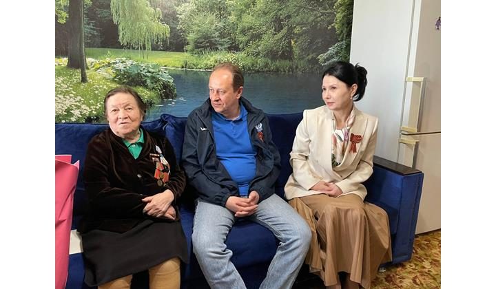 Муслим Телякавов поздравил ветерана ВОВ Валентину Оверину с наступающим праздником Победы