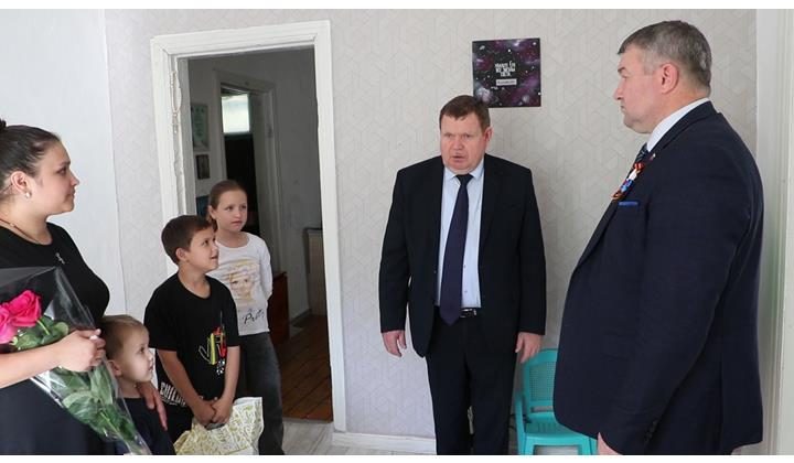 Мэр Кизляра вручает подарки многодетным семьям мобилизованных